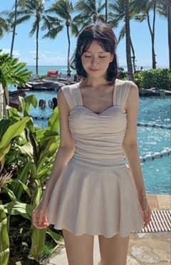 YOMO MENT 新品　ワンピース水着 ベージュ リブ素材 フレアスカートのサムネイル