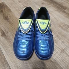 Umbro フットサルシューズ 青/黄　新品未使用　23.5のサムネイル
