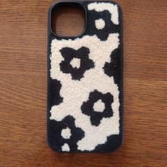 iPhone 15 ケース ボア素材 フラワー柄 ブラック