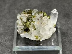 極美・共生】エピドート（緑簾石）＆ 水晶 四川省産 鉱物標本 天然石