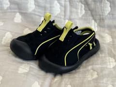 PUMA キッズ サンダル 黒/黄のサムネイル