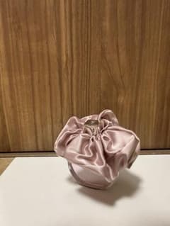 くすみピンク シルクシュシュ♡大きめ 大人可愛い 上品 光沢感 ヘアゴムのサムネイル