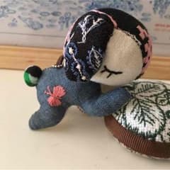 ミナペルホネン  ひるねわんこチャームのサムネイル