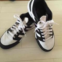 adidasスニーカーのサムネイル