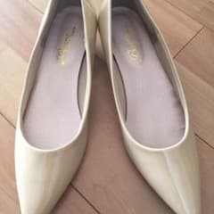 エナメルパンプス  ベージュのサムネイル