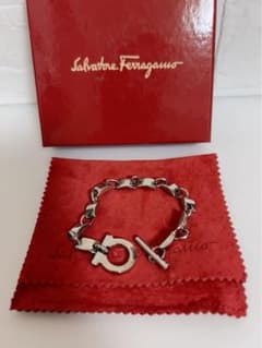 Salvatore Ferragamo フェラガモ ブレスレット シルバーカラー - メルカリ