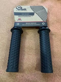 ODI Lock-on グリップ　黒　ワッフルパターン　自転車　マウンテンバイクのサムネイル