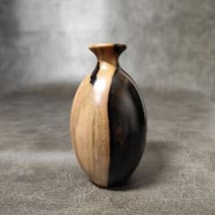 木製の一輪挿し 花瓶 QUEENSLAND EBONY.PHIL LOCKYER - メルカリ
