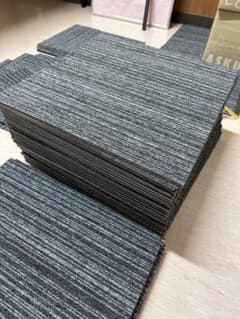 【格安】タイルカーペット50枚程 50×50のサムネイル