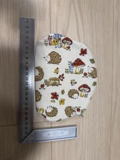 ハリネズミとキノコ柄 ポーチのサムネイル