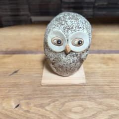 フクロウの置物 木製台座付き インテリアのサムネイル