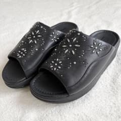 未使用品 約23.5cm fitflop スタッズレザーサンダル 黒 フローラル 未使用品 約23.5cm fitflop スタッズレザーサンダル 黒 フローラル