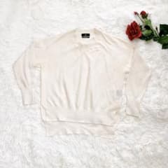 美品 ウール100% 長袖 INÉD Vネックニット Mのサムネイル