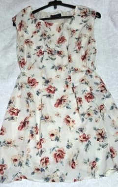 花柄 ノースリーブ ひざ丈ワンピースのサムネイル