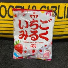 お菓子の袋　リメイクポーチのサムネイル