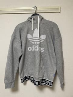 adidasのパーカーのサムネイル