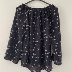 小花柄トップスのサムネイル