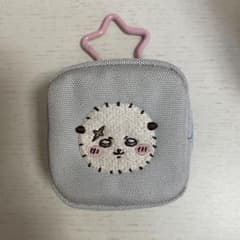 ちいかわ カラビナつき刺繍スクエアミニポーチ　ラッコのサムネイル