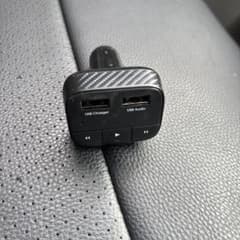 FMトランスミッター カーボン調 USB充電・オーディオ対応のサムネイル