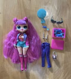 OMGドール ピンク髪 　ローラースケートのサムネイル
