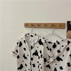 好評販売　牛柄パジャマのサムネイル