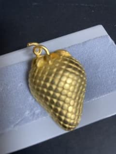 ビンテージ金色イチゴ型ブローチのサムネイル
