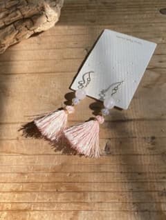 【ハンドメイド】 ローズクォーツとチェコビーズのタッセルピアスのサムネイル