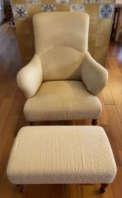 ベージュ色アームチェア(背もたれ付き)