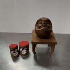 木彫り だるま 2体の魔がさる　縁起物の置き物のサムネイル