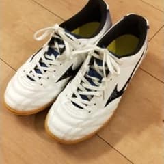 値下げ　２３センチ　ミズノ フットサルシューズのサムネイル