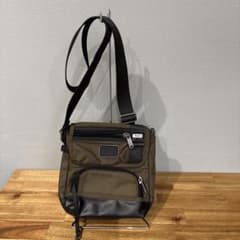 TUMI ショルダーバッグ カーキ メンズ - メルカリ