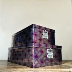 レア 美品 昭和 レトロ ブリキ 収納箱 2個セット 紫 菱柄 留め具付き レア 美品 昭和 レトロ ブリキ 収納箱 2個セット 紫 菱柄 留め具付き