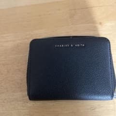 CHARLES & KEITH 二つ折り財布 ブラックのサムネイル