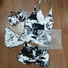 水着四点セットのサムネイル