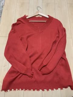 赤いVネックニットセーターのサムネイル