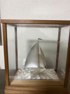 銀製ヨット(960)128g(土台を取り除いた重量)ガラスケース付 銀製ヨット(960)128g(土台を取り除いた重量)ガラスケース付 - メルカリ