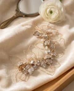 【美品】値下中ブライダルヘアアクセサリー 花と葉のデザインのサムネイル