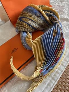 【極美品】HERMES エルメス プリーツカレ 蛇腹 シルク100% 黄色×水色のサムネイル