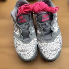 Nike トレーニングシューズ グレー/ネイビー/ピンク Nike トレーニングシューズ 女性用 グレー/ピンク - メルカリ