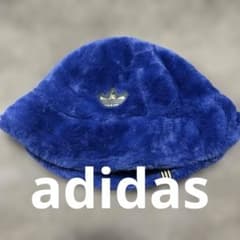 adidas フェイクファーバケットハット 青のサムネイル