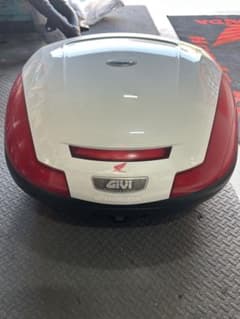GIVI E470 B906 モノロックケース パールホワイト塗装 47 L - メルカリ
