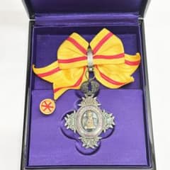 【激レア 美品！】勲六等宝冠章 宝冠波光章 額装 箱 略綬付 完品 本物保証 勲六等宝冠章 宝冠波光章 略綬付 箱付 - メルカリ