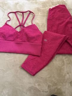 alo ヨガウェア ピンク 上下セット - メルカリ