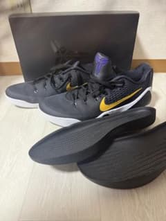コービー 9 EM (KOBE IX EM) ブラック/ユニバーシティゴールド コービー 9 EM (KOBE IX EM) ブラック/ユニバーシティゴールド - メルカリ