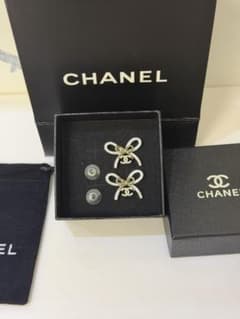 CHANEL リボン ココマーク ピアス ラインストーン - メルカリ