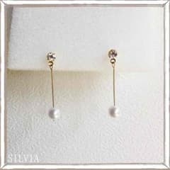 シンプルなビジューとパールのピアスのサムネイル