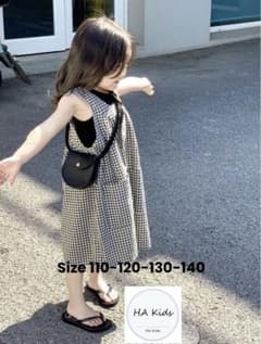パンツとシャツのセットが含まれています。のサムネイル