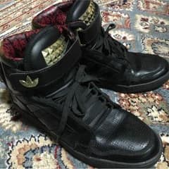 adidas スニーカーのサムネイル