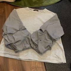 グレーの服のサムネイル