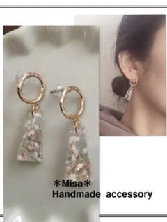 No.267  白と金のレジンピアスのサムネイル